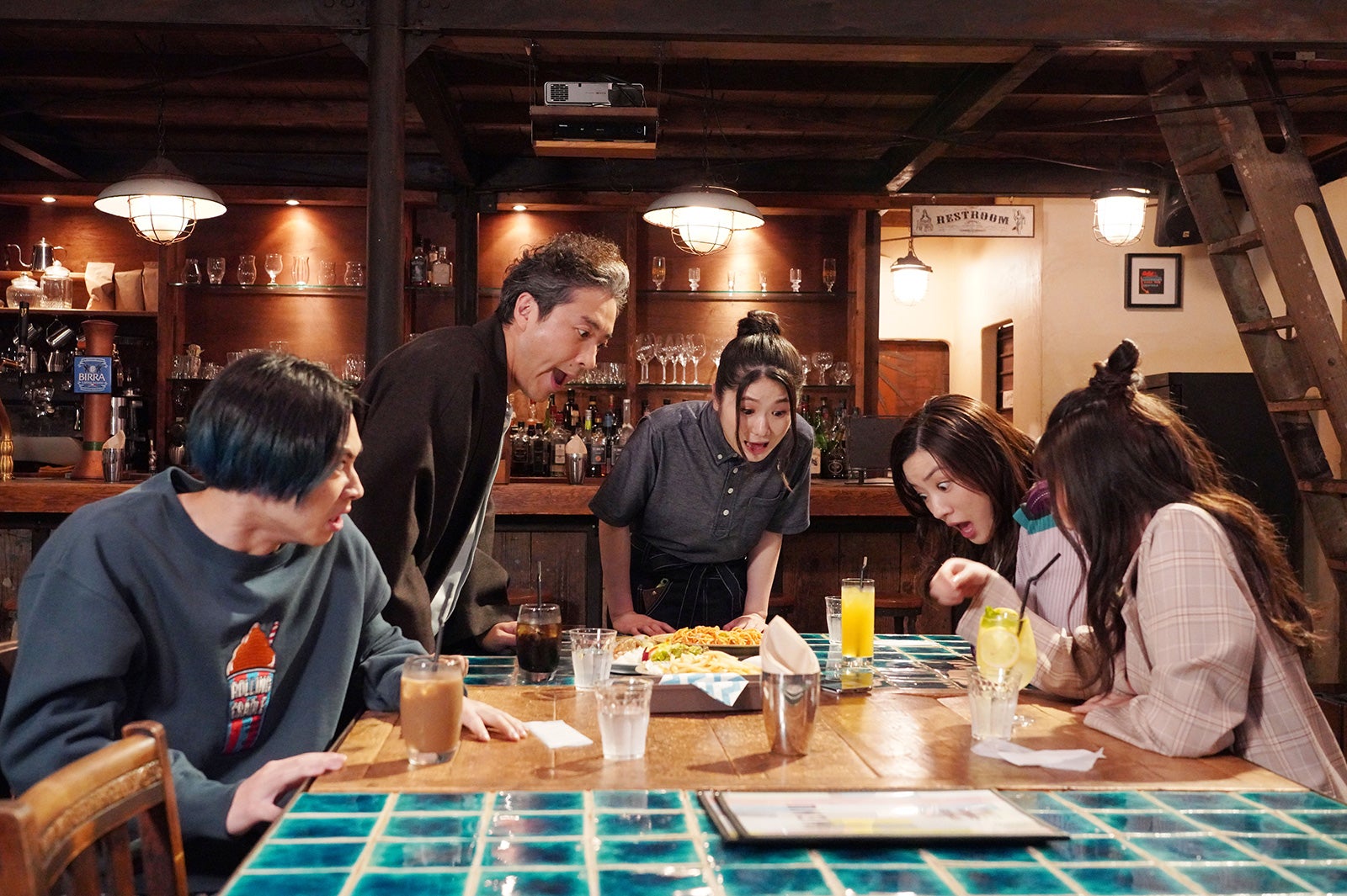 ムロツヨシ、戸塚純貴、小野花梨、永野芽郁、「親バカ青春白書」第3話より（C）日本テレビ