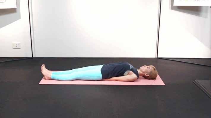 2：両腕を体の下にしまいこみ、親指を重ねるように肩甲骨を背骨に引き寄せ胸を開く