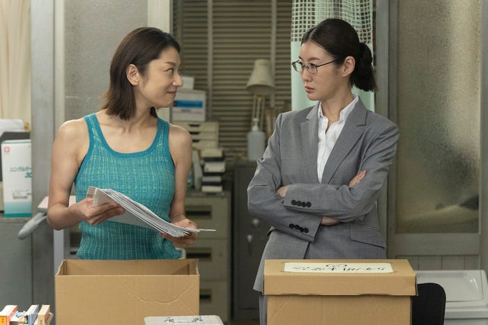 小池栄子、ともさかりえ「新宿野戦病院」第6話より(C)フジテレビ