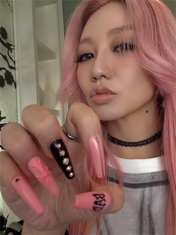 倖田來未、ギャルみあふれるブラック×ピンクのおNEWネイルを披露「かわいすぎんだろ」
