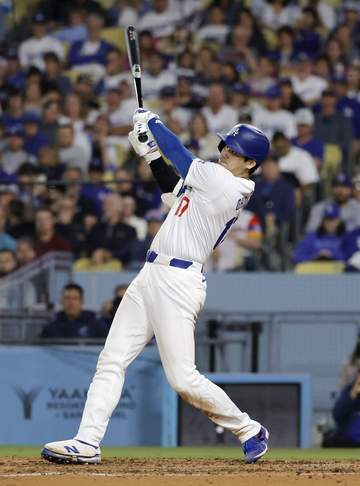 大谷翔平 逆転2ランに本拠地熱狂！確信歩きに解説の元メジャーリーガー「確信したんだと思います。打球速度と角度を見て」と称賛