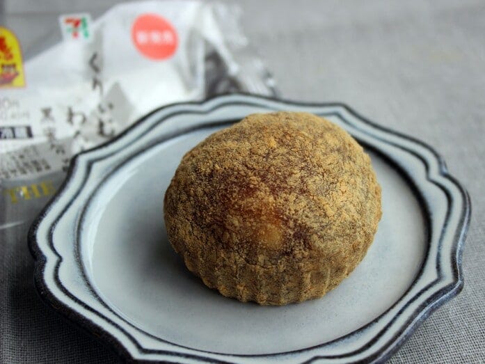 素朴な見た目の「くりぃむわらび」。ホイップクリームと黒蜜ソース入り