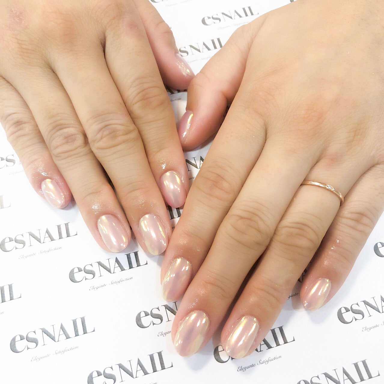 グロウパウダーで甘さ控えめなピンクネイルに／画像提供：esNAIL