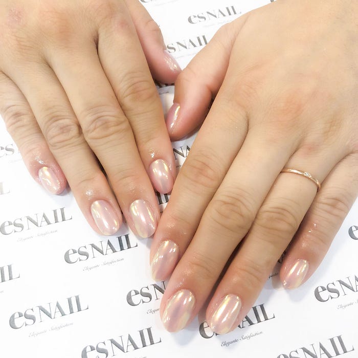 グロウパウダーで甘さ控えめなピンクネイルに/画像提供:esNAIL