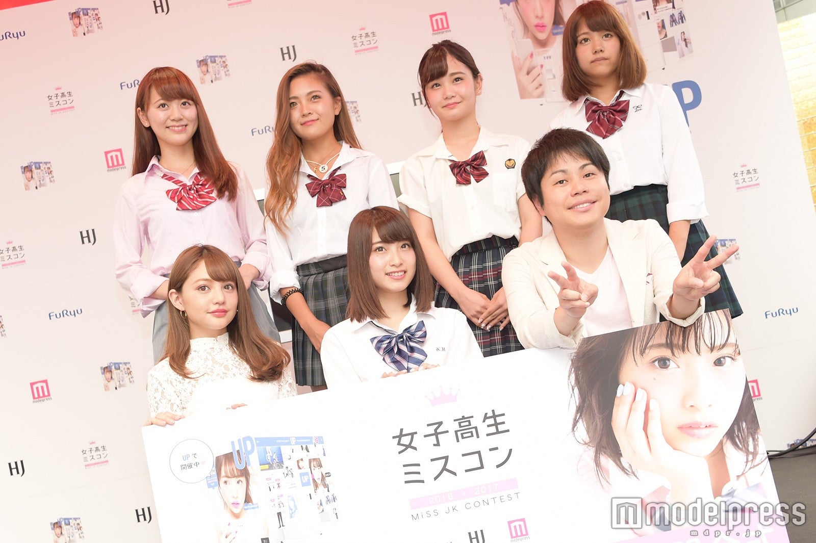 （前列左から）ちぃぽぽ、りこぴん、井上裕介（後列左から）みづき、あやたむ、まゆ、あーちゅん（C）モデルプレス