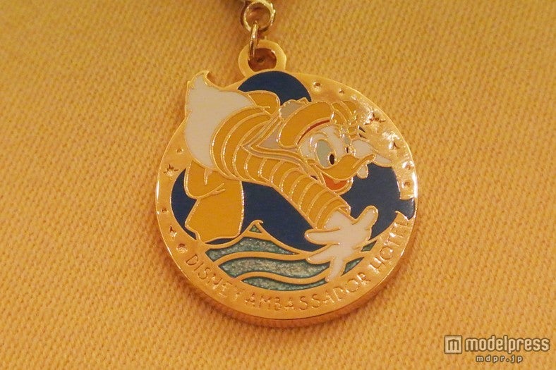 30周年を記念したドナルドダックのオリジナルチャーム