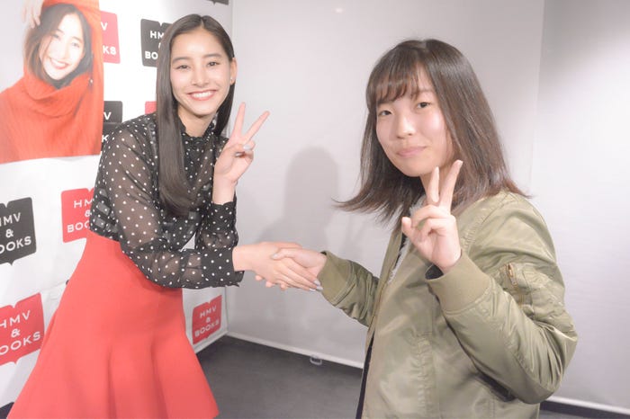 ファンと記念撮影をする新木優子(C)SDP/衣装:Dior