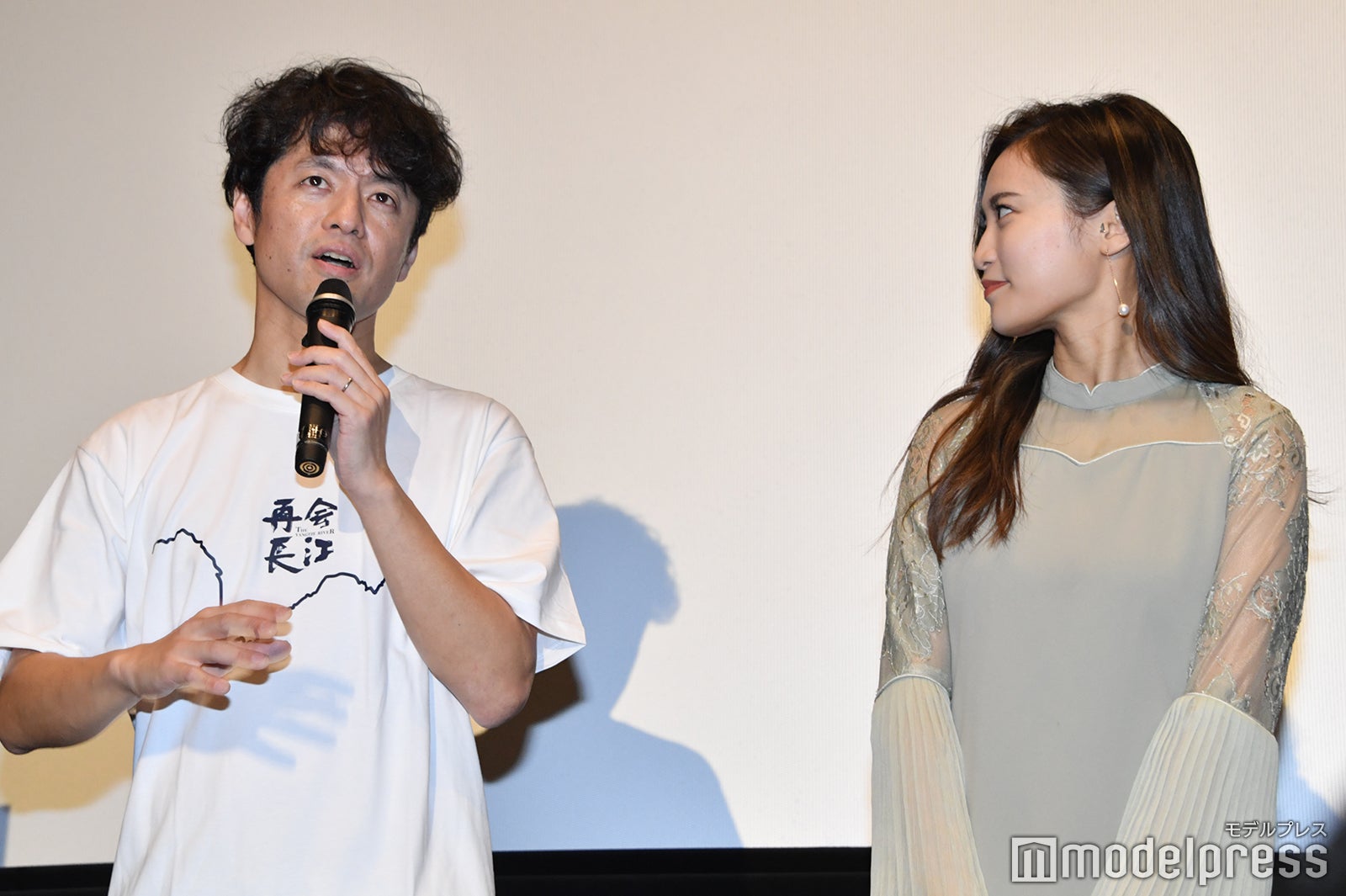 竹内亮監督、小島瑠璃子（C）モデルプレス