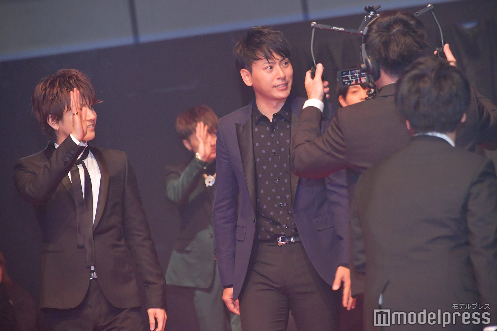 山下健二郎（中央） （C）モデルプレス