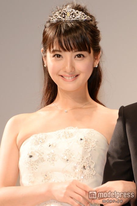 ウエディングドレスで結婚について語った佐々木希(C)モデルプレス