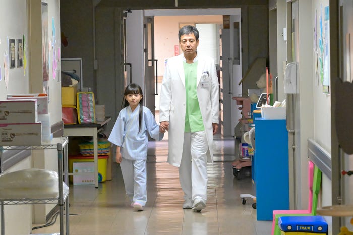 金子莉彩、勝村政信「祈りのカルテ 研修医の謎解き診察記録」第6話より(C)日本テレビ