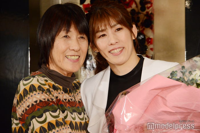 母の幸代さん、吉田沙保里(C)モデルプレス