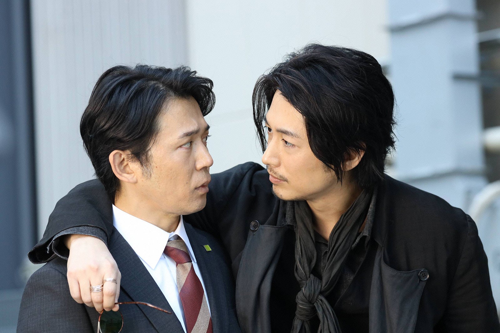 岡田義徳、ディーン・フジオカ／「シャーロック」第3話より（C）フジテレビ