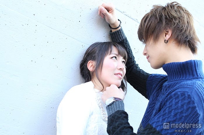 話題の“顎クイ”も披露/画像提供:スマホマガジンMiRu