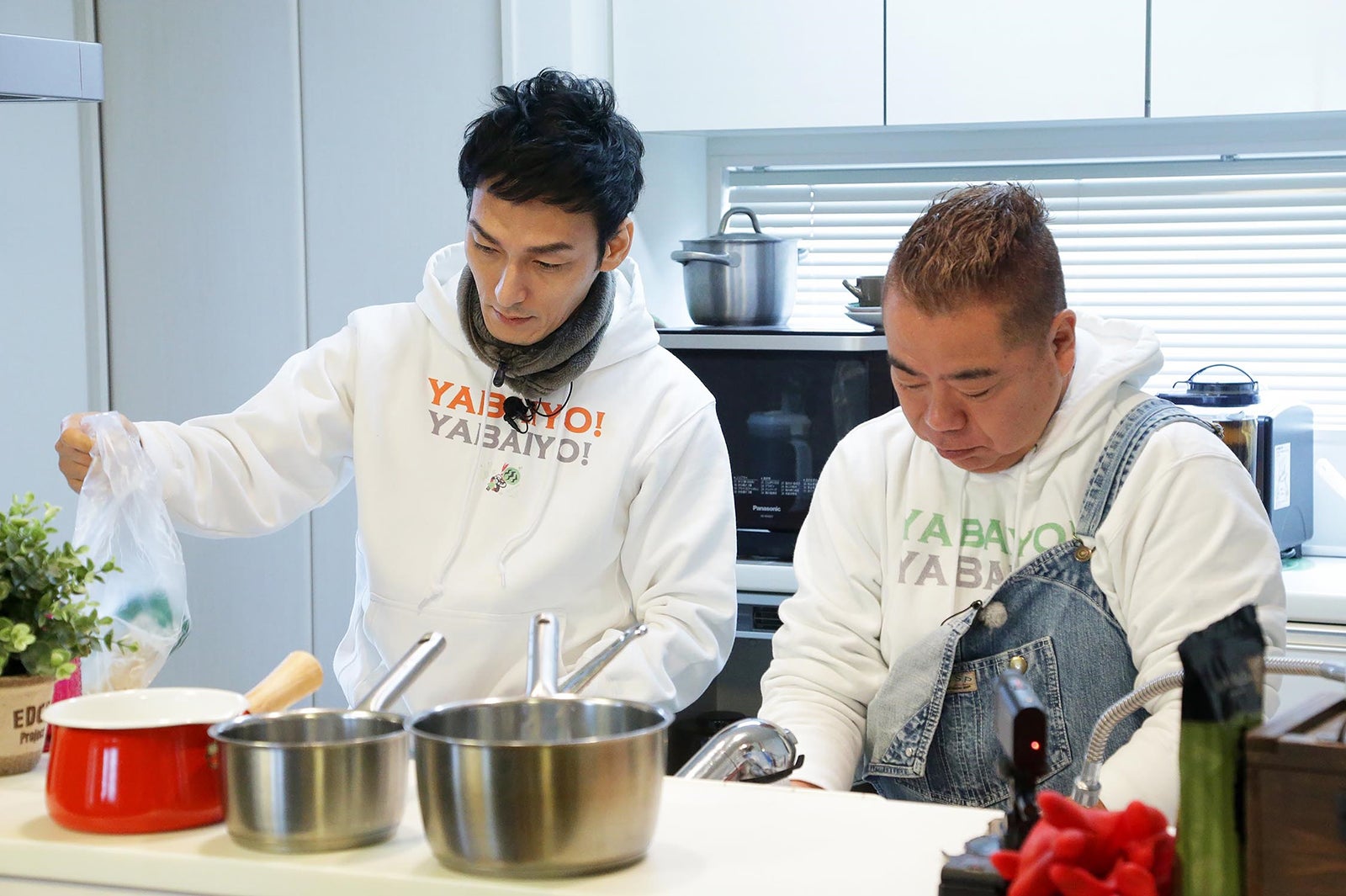 草なぎ剛、出川哲朗（C）テレビ東京