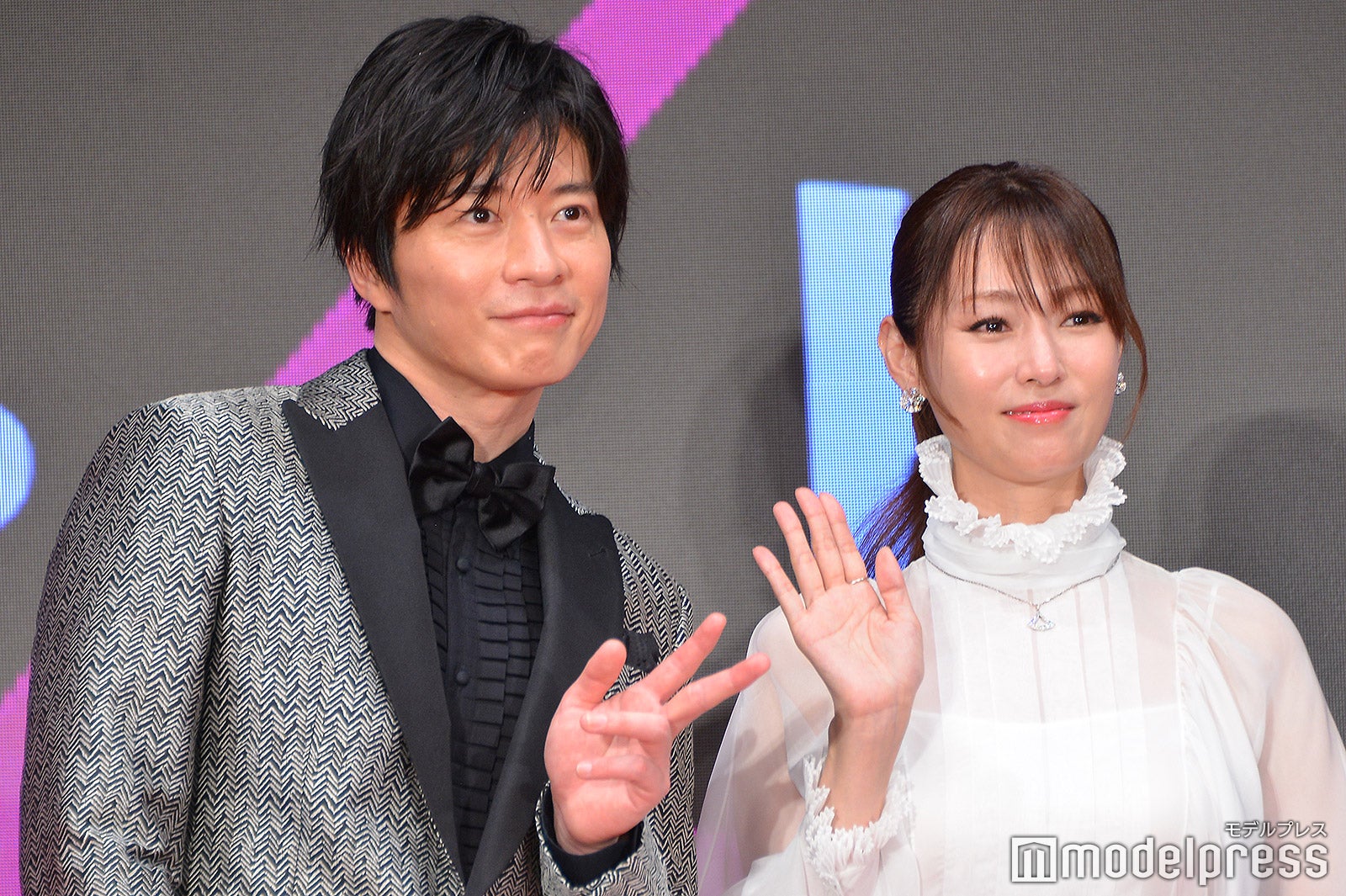 ピースもする田中圭、深田恭子（C）モデルプレス