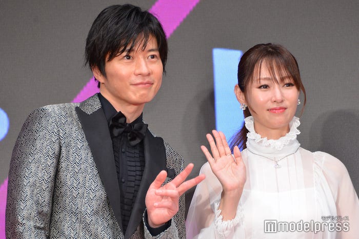 ピースもする田中圭、深田恭子(C)モデルプレス