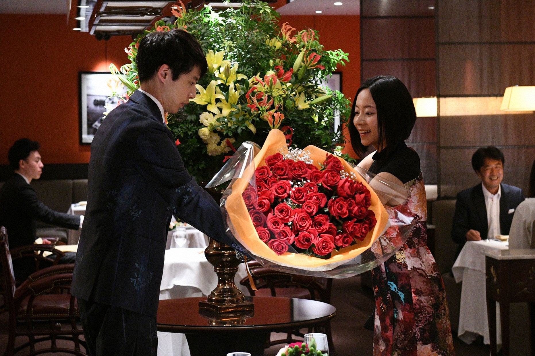 坂口健太郎、吉沢塔子／「ごめん、愛してる」第1話より（画像提供：TBS）