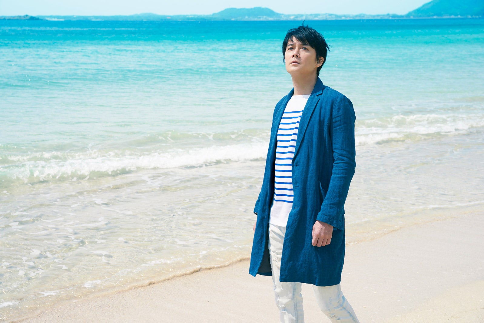 福山雅治／五島列島・香珠子（こうじゅし）海水浴場にて（提供写真）