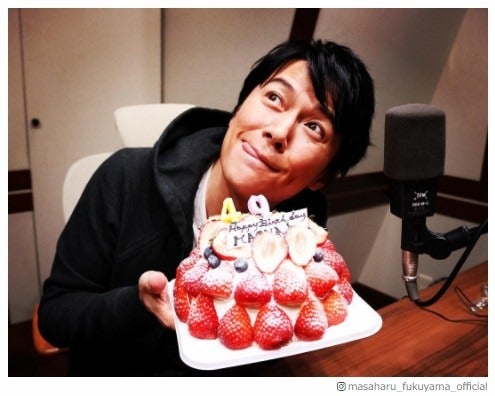 福山雅治、誕生日で“舌ペロ”ショット「お茶目」「可愛すぎ」の声　