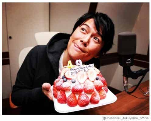 福山雅治、誕生日で“舌ペロ”ショット「お茶目」「可愛すぎ」の声