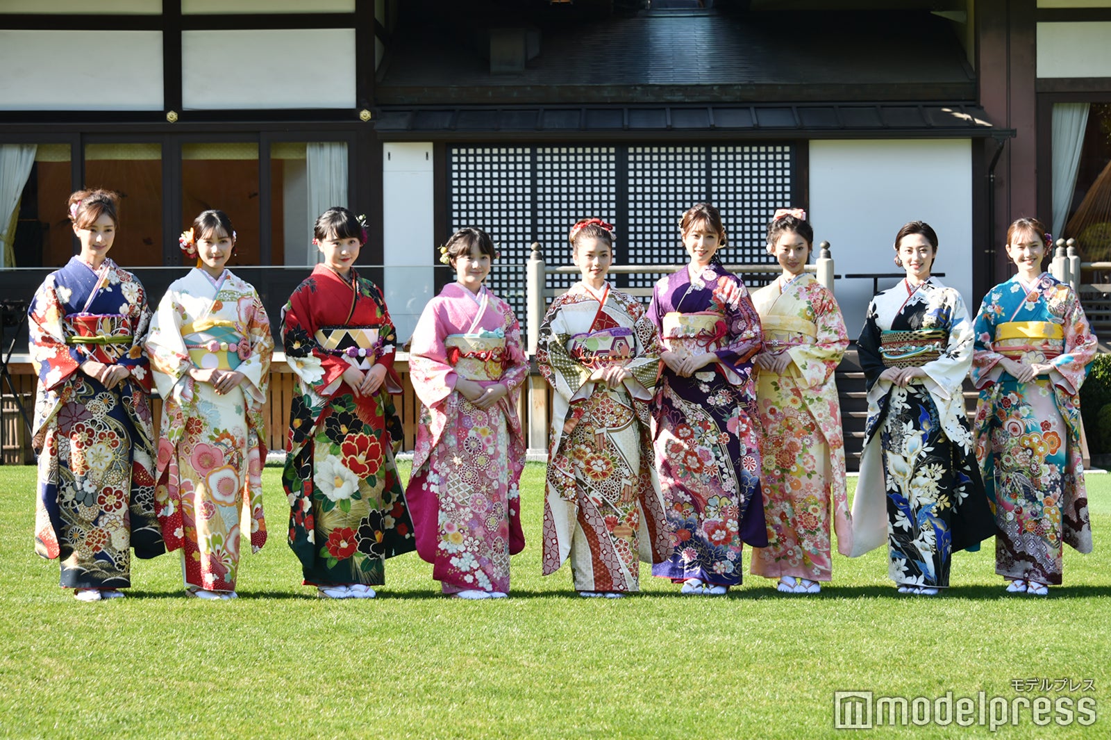 （左から）宮本茉由、井頭愛海、本田望結、本田紗来、小芝風花、高橋ひかる、井本彩花、奥山かずさ、尾碕真花（C）モデルプレス