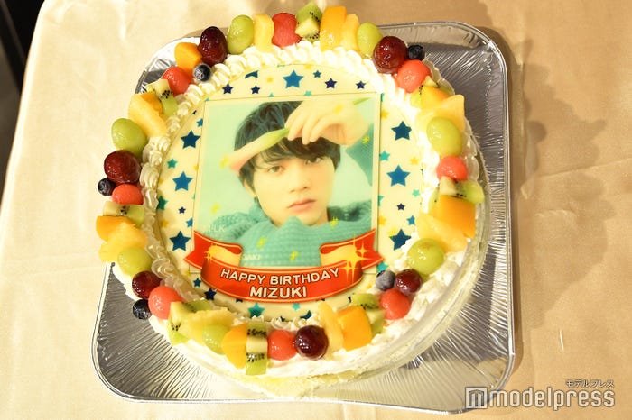 板垣瑞生への誕生日ケーキ(C)モデルプレス