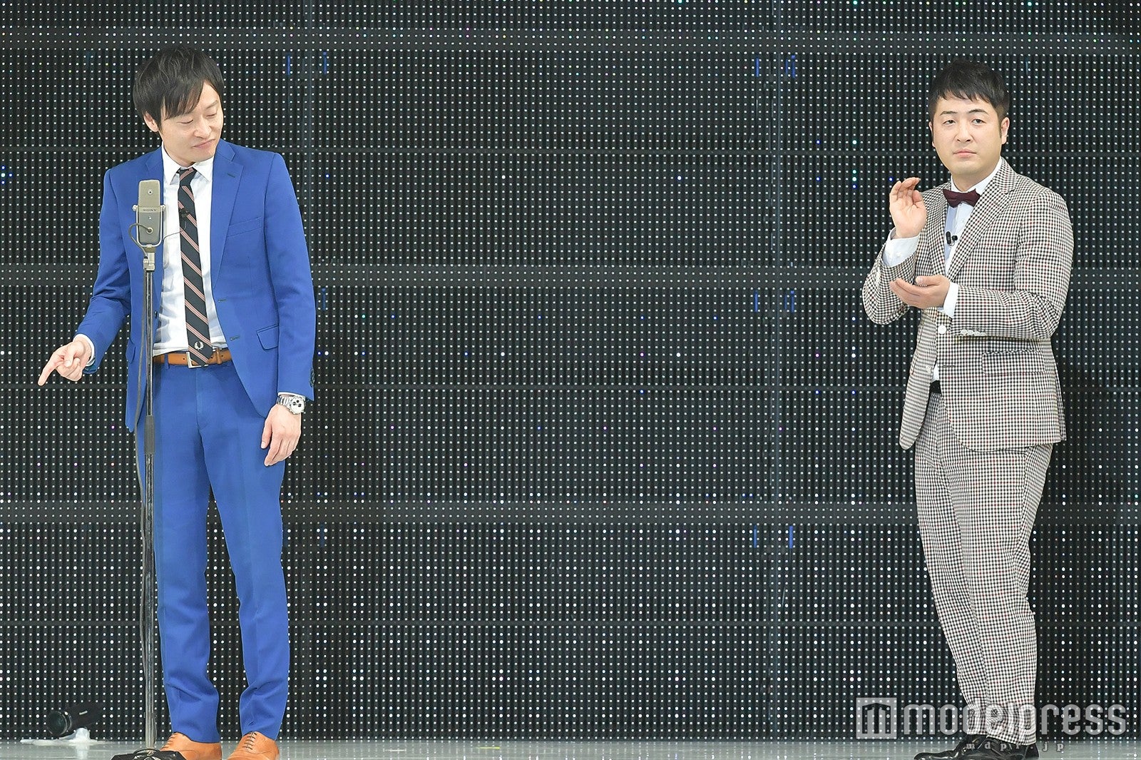 ハンバーグの空気を抜く工程を実演する水田信二（右） （C）モデルプレス