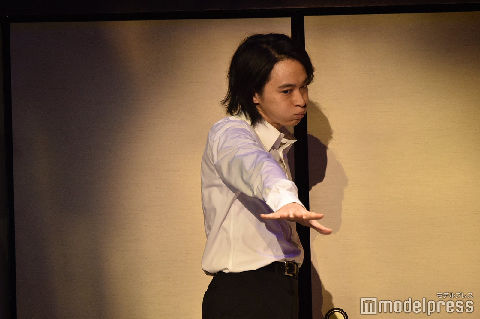 ぷく顔でポーズを決める戸塚祥太（C）モデルプレス