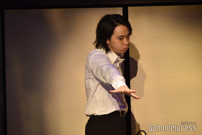 ぷく顔でポーズを決める戸塚祥太(C)モデルプレス