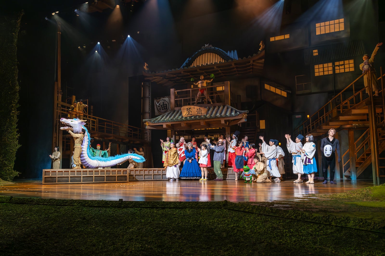 舞台「千と千尋の神隠し」（C）EllieKurttz