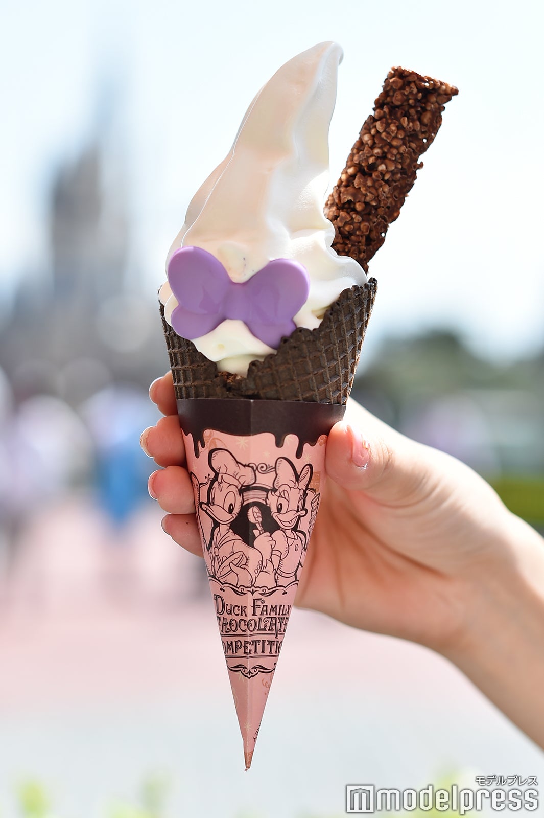 ミルクソフトクリーム＆チョコレートクランチ￥450 （C）モデルプレス（C）Disney