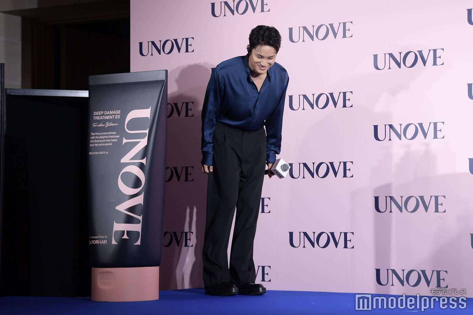 登場と同時に深々と礼したミンギュ（C）モデルプレス