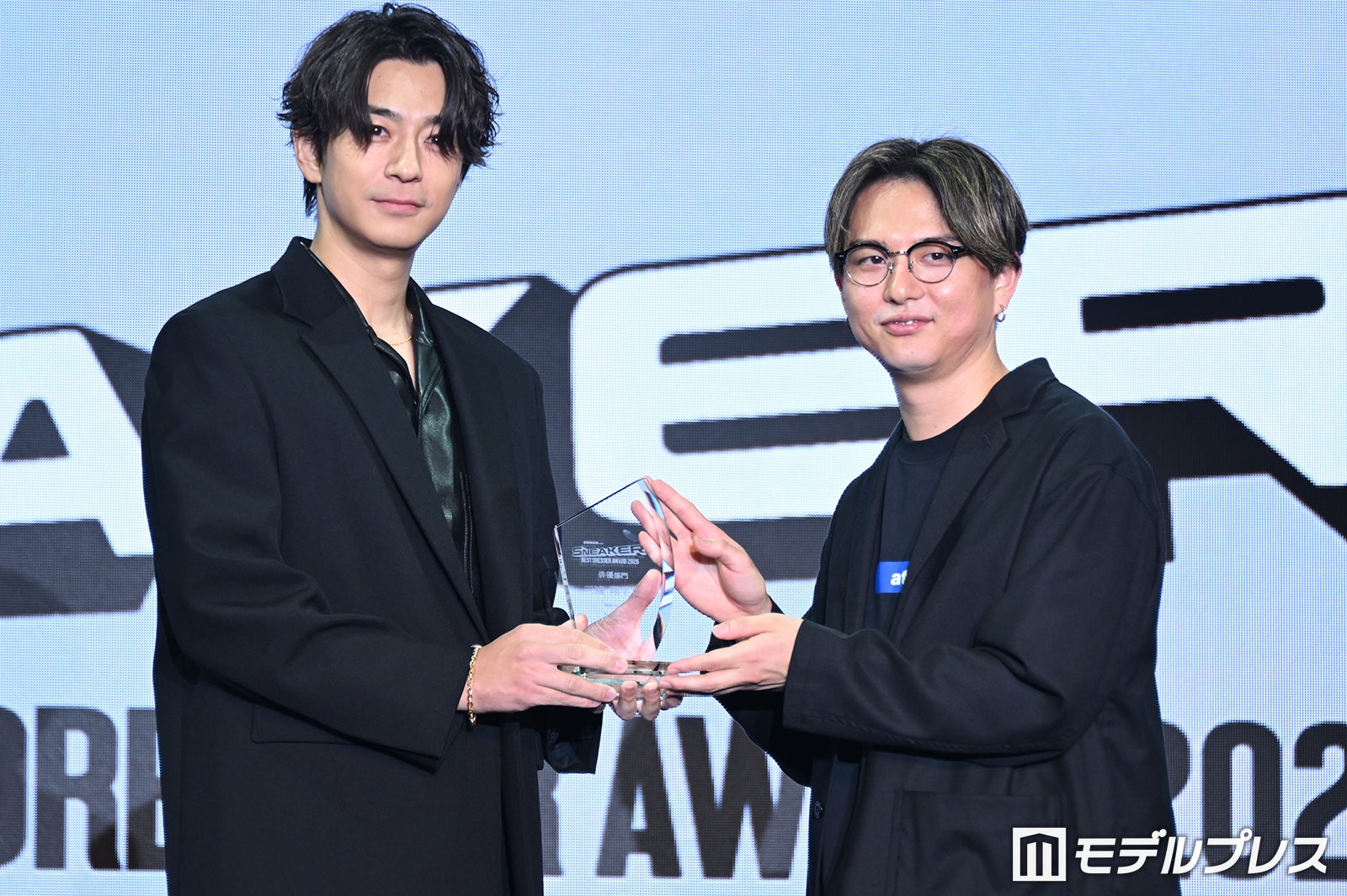 トロフィーを受け取る三浦翔平（C）モデルプレス