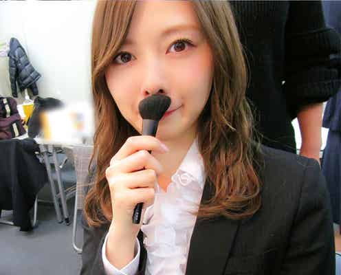 乃木坂46白石麻衣“ちょびヒゲ”ショットに「お茶目で可愛い!」「何をしてても美人」と絶賛<乃木撮先行カット>
