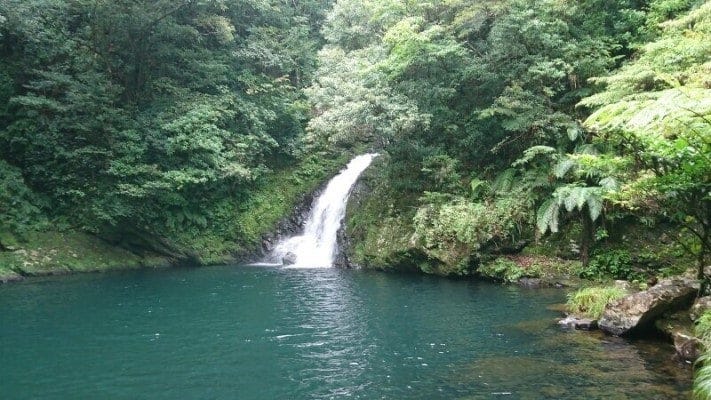 エメラルドグリーンの滝壺に流れ落ちるマテリヤの滝（2021年10月撮影）