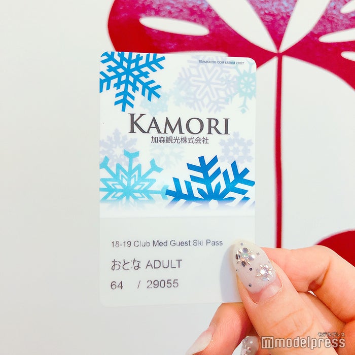 ゲレンデに出る際はチェックイン時にもらえるリフトの乗り放題券を忘れず常備して（C）ビューティーガール