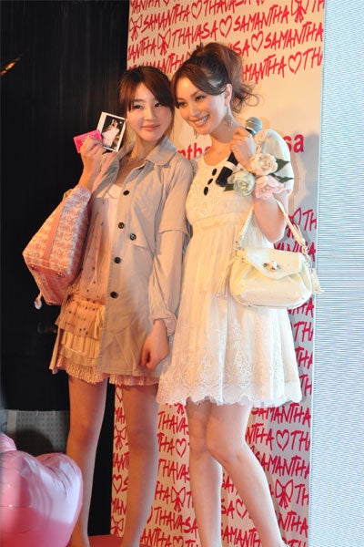 オーディションで選ばれた中国の美女と記念撮影する蛯原友里