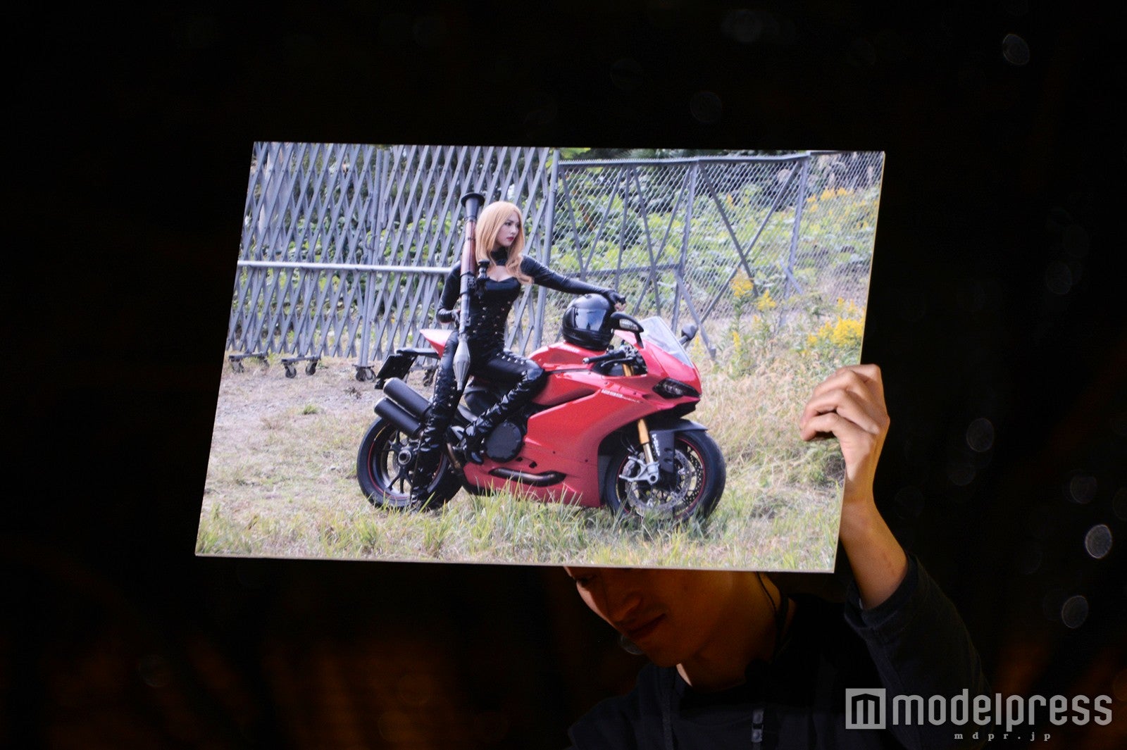 “SEXY衣装”を着こなす知英（C）モデルプレス