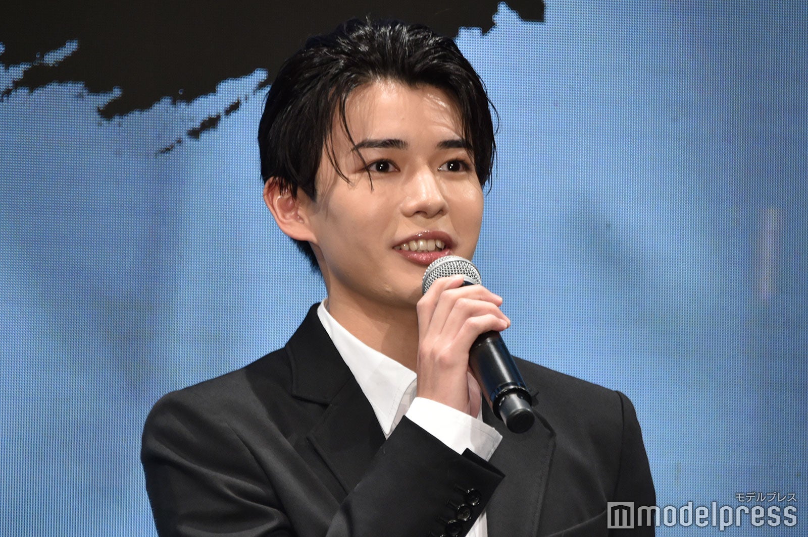 アクション初挑戦と聞いて刀かと思ったら棒だった長尾謙杜（C）モデルプレス