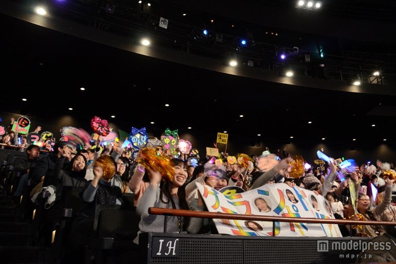 盛り上がるキャスト／会場の様子