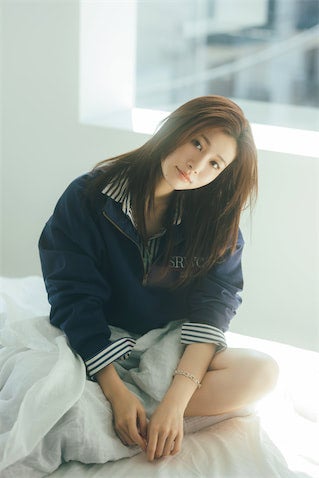 ‟めるる” 生見愛瑠がグラビア登場、柔らかな日差しの中で見せたナチュラルな魅力