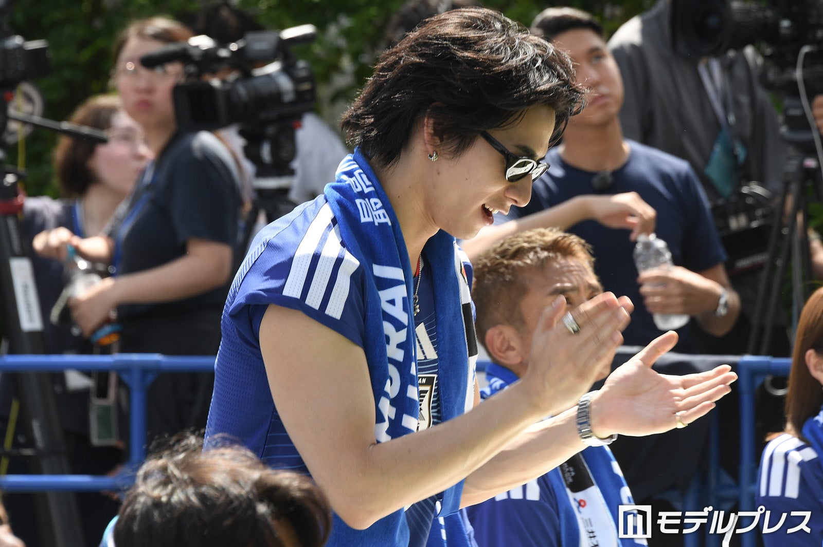 立ち上がって喜ぶ西洸人（C）モデルプレス