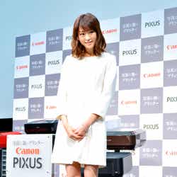 白のミニワンピースで美脚を披露した桐谷美玲