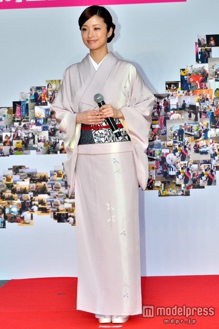 麗しい着物姿で登場した上戸彩