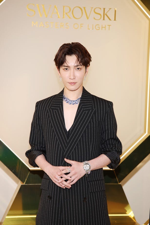 Snow Man渡辺翔太、ゴージャスなスワロフスキーを身に着けミラノで開催 