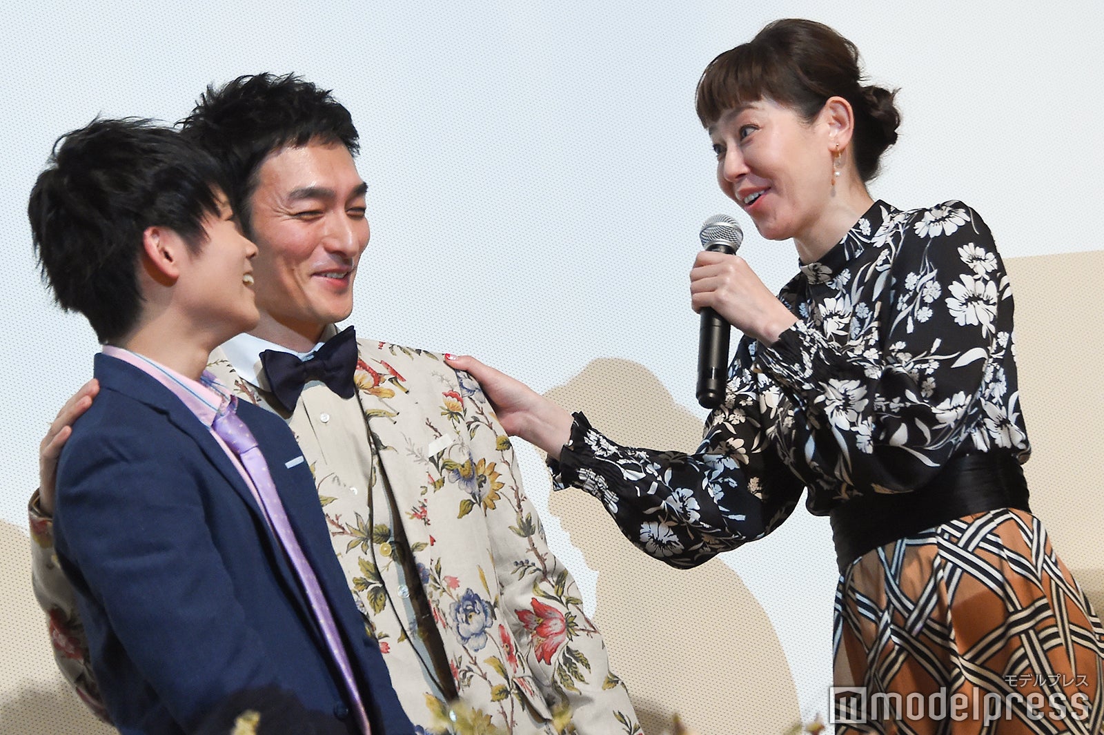 草なぎ「どっちの笑顔がいい？」須藤「2人ともいい笑顔です！」 （C）モデルプレス