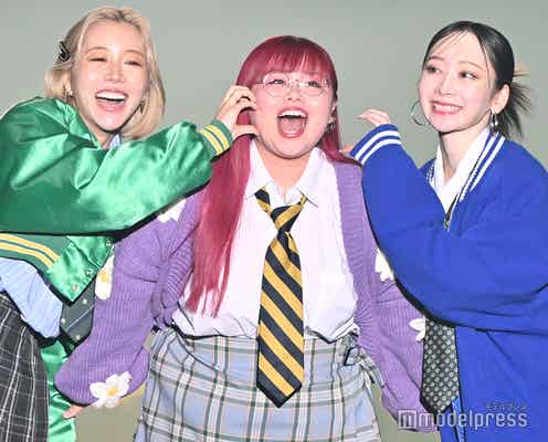 くれまぐ、投げキスからのハートポーズ 個性溢れる制服姿で美脚際立つ【TGC 和歌山 2024】