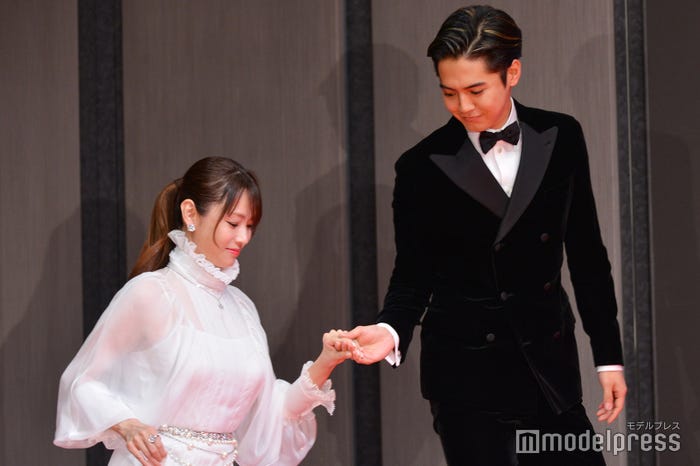 深田恭子をエスコートする片寄涼太(C)モデルプレス