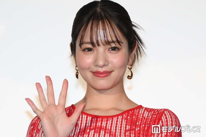 横田真悠、黒ホルターネックミニワンピで圧巻美脚披露「等身すごすぎ」「圧倒的な美しさ」